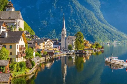 This image shows the picturesque lakeside village of Hallstatt, Austria