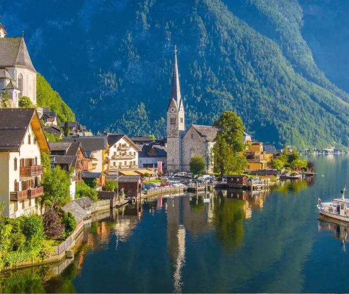 This image shows the picturesque lakeside village of Hallstatt, Austria